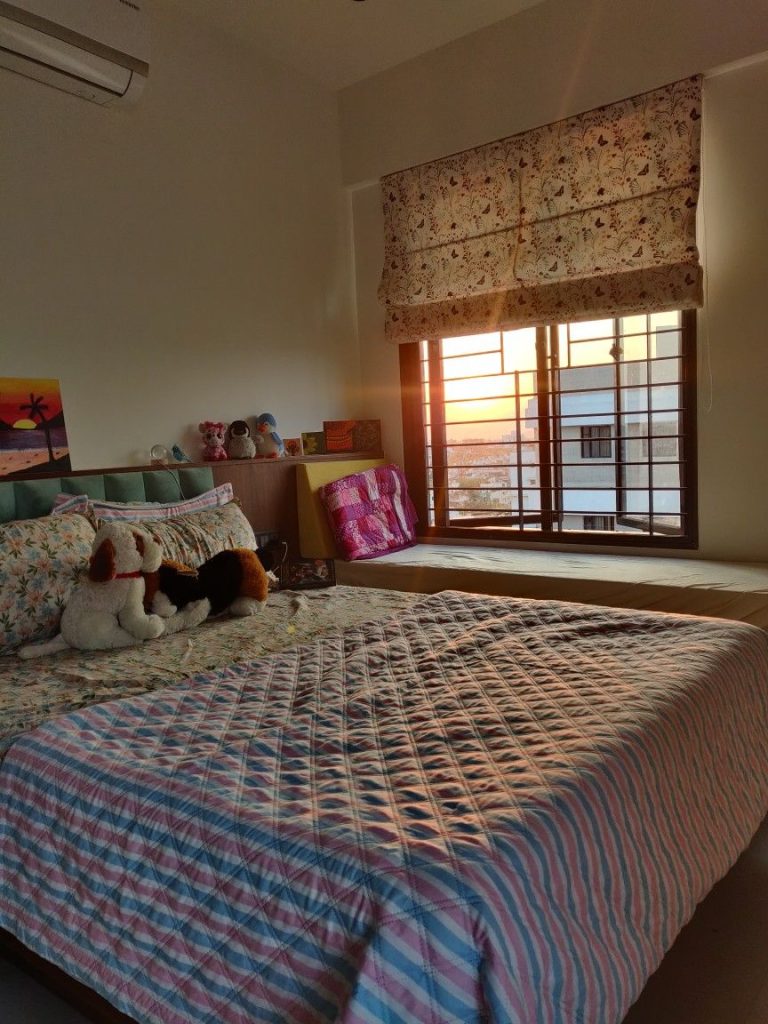 Girls PG in Karnal for competitive exam preparation with study table
