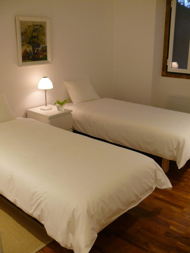 How to organize a small PG room with smart storage and clutter-free arrangement
